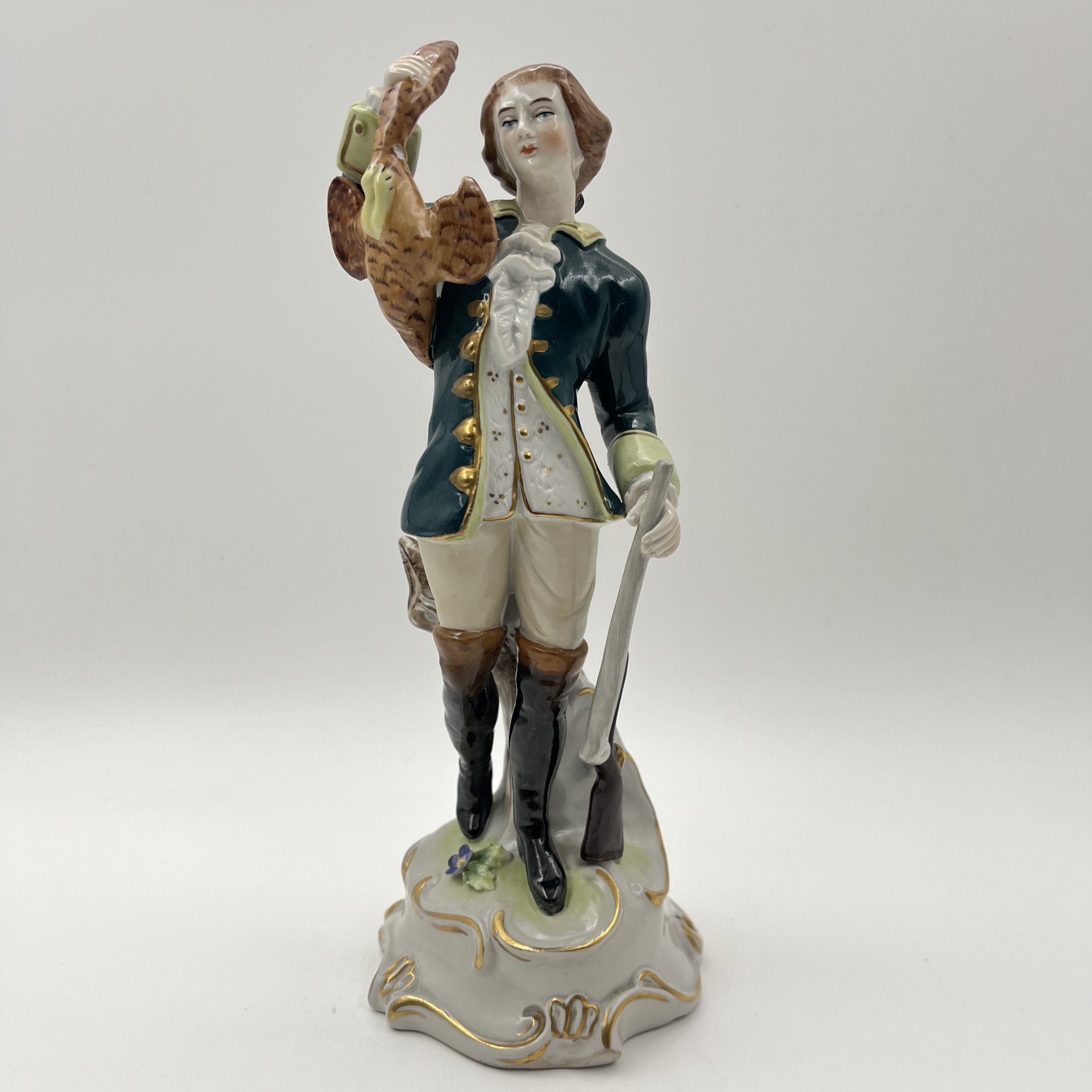 Статуэтка "Охотник с дичью", Мануфактура Scheibe-Alsbach, фарфор, роспись, золочение, Scheibe-Alsbach Porzellan, Германия, 1970-1990 гг.