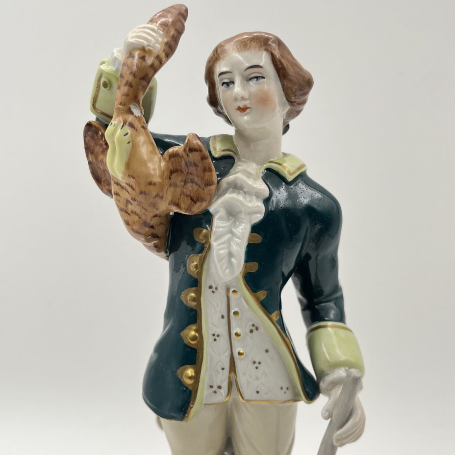 Статуэтка "Охотник с дичью", Мануфактура Scheibe-Alsbach, фарфор, роспись, золочение, Scheibe-Alsbach Porzellan, Германия, 1970-1990 гг.