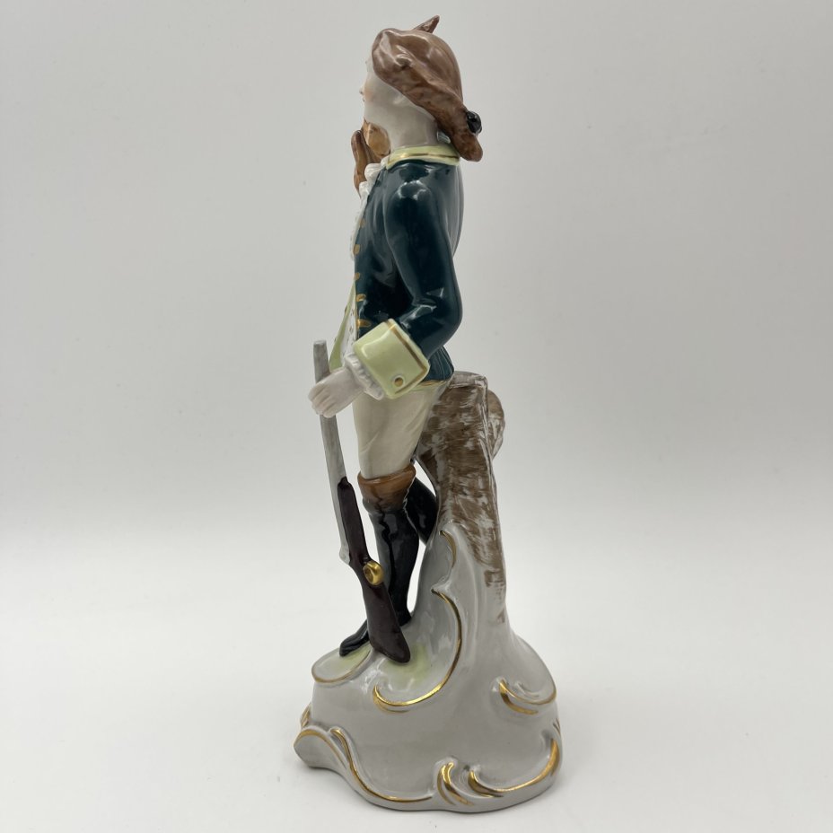 Статуэтка "Охотник с дичью", Мануфактура Scheibe-Alsbach, фарфор, роспись, золочение, Scheibe-Alsbach Porzellan, Германия, 1970-1990 гг.