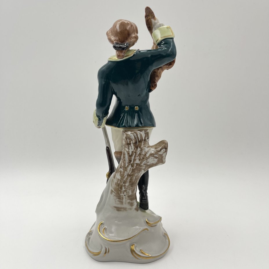 Статуэтка "Охотник с дичью", Мануфактура Scheibe-Alsbach, фарфор, роспись, золочение, Scheibe-Alsbach Porzellan, Германия, 1970-1990 гг.