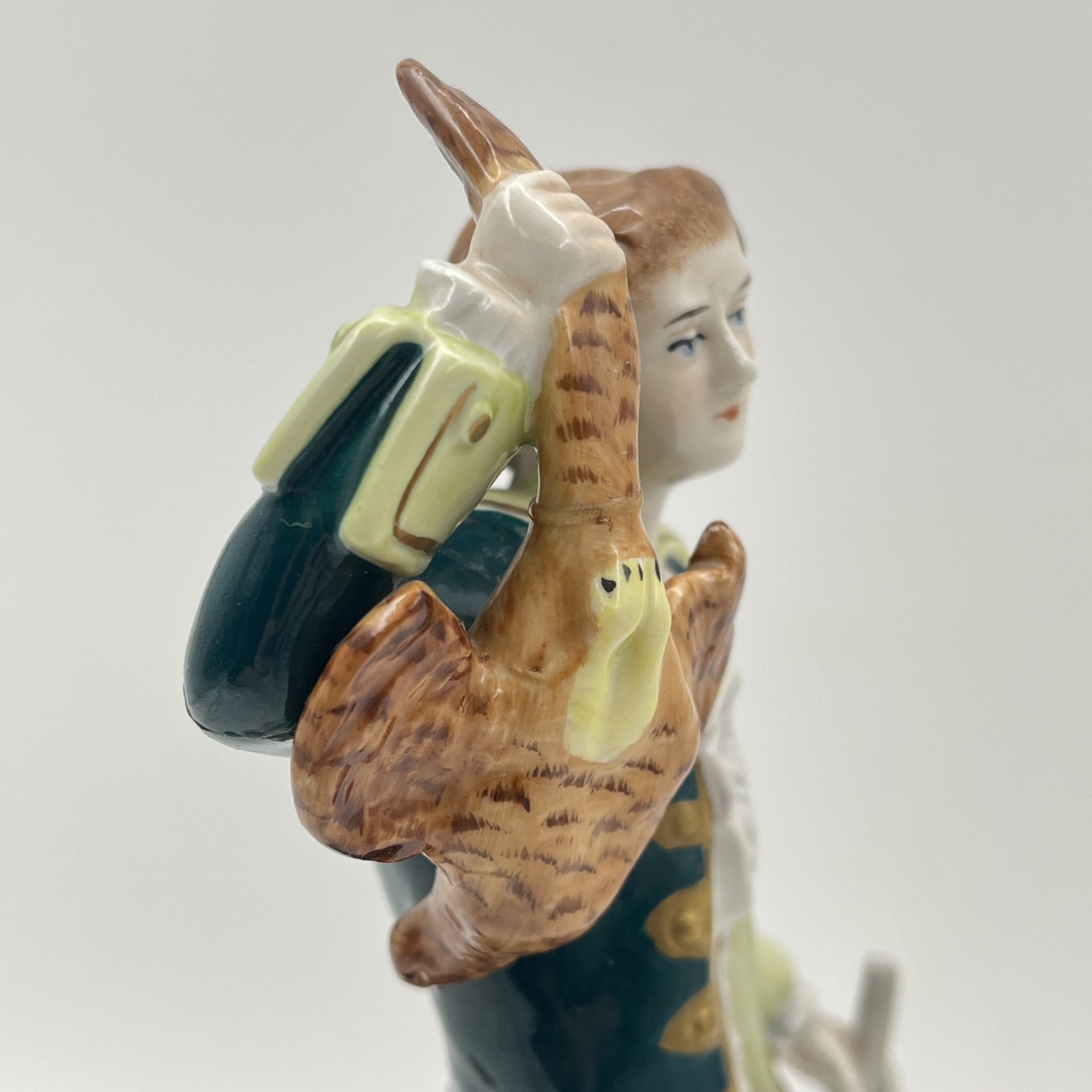 Статуэтка "Охотник с дичью", Мануфактура Scheibe-Alsbach, фарфор, роспись, золочение, Scheibe-Alsbach Porzellan, Германия, 1970-1990 гг.