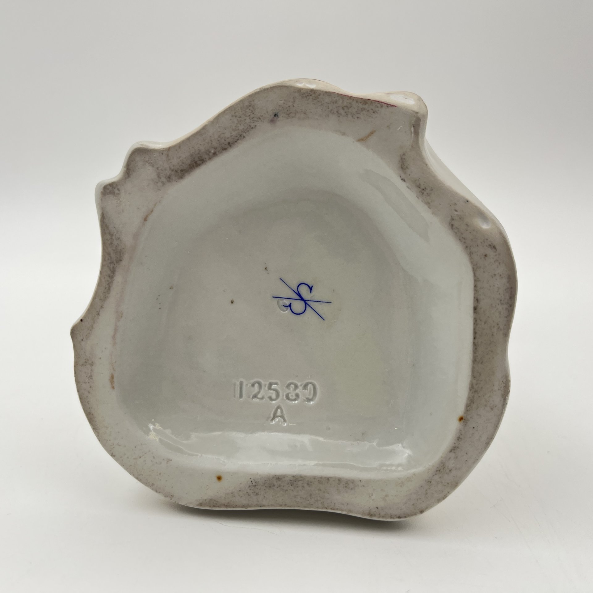 Статуэтка "Охотник с дичью", Мануфактура Scheibe-Alsbach, фарфор, роспись, золочение, Scheibe-Alsbach Porzellan, Германия, 1970-1990 гг.