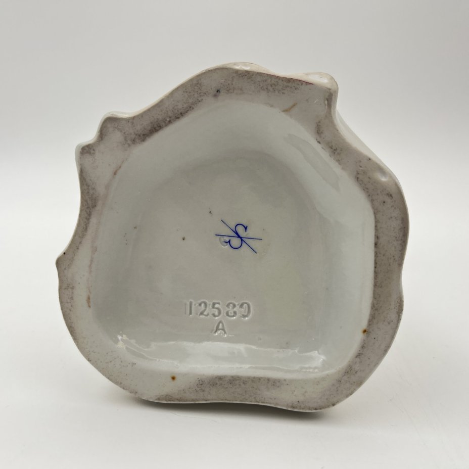 Статуэтка "Охотник с дичью", Мануфактура Scheibe-Alsbach, фарфор, роспись, золочение, Scheibe-Alsbach Porzellan, Германия, 1970-1990 гг.