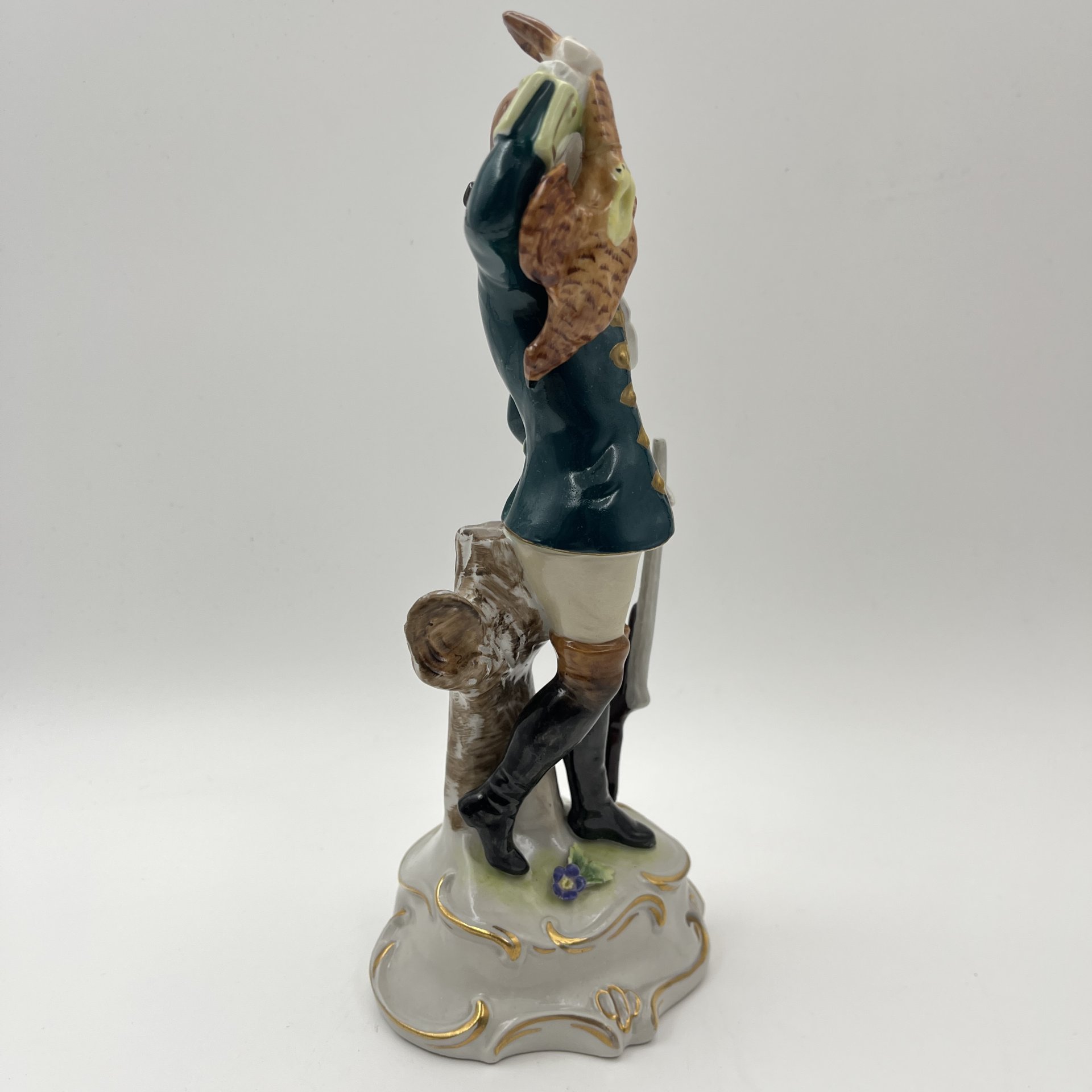 Статуэтка "Охотник с дичью", Мануфактура Scheibe-Alsbach, фарфор, роспись, золочение, Scheibe-Alsbach Porzellan, Германия, 1970-1990 гг., Scheibe-Alsbach Porzellan