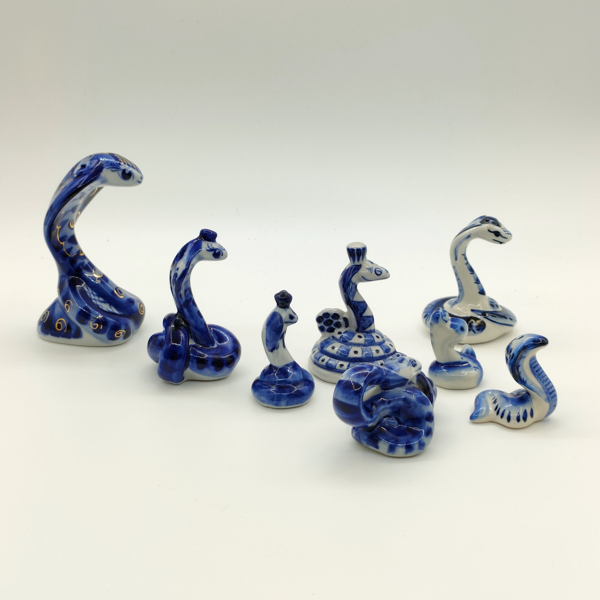 Набор из восьми статуэток "Змеи", Гжель, фарфор, роспись, Россия, 1990-2010 гг.