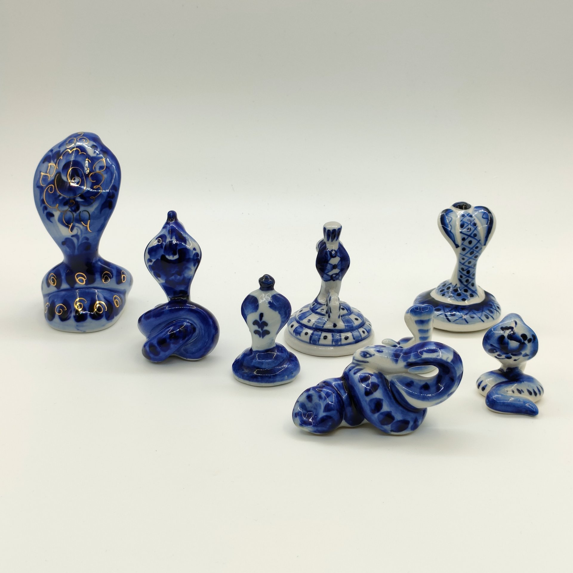 Набор из восьми статуэток "Змеи", Гжель, фарфор, роспись, Россия, 1990-2010 гг.