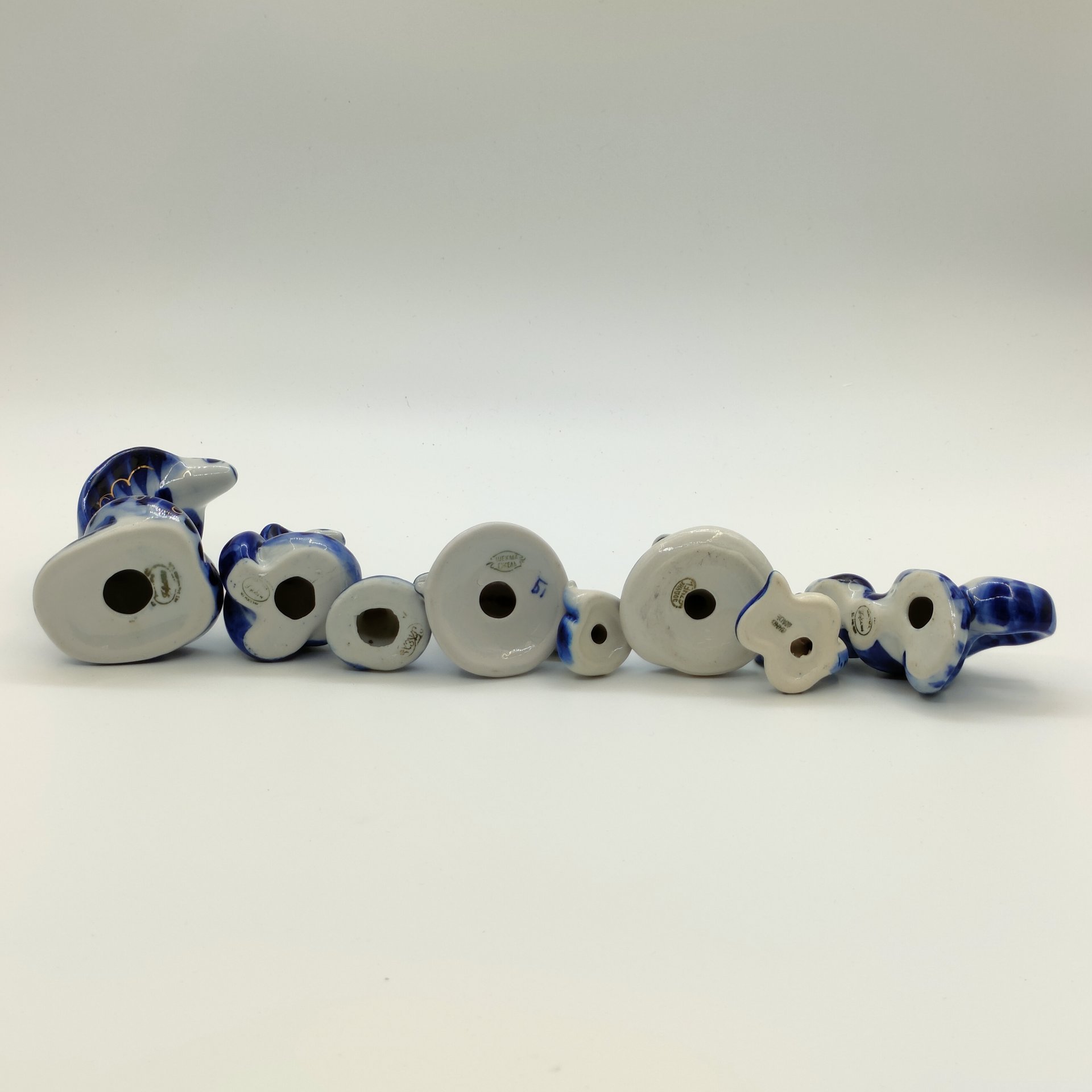 Набор из восьми статуэток "Змеи", Гжель, фарфор, роспись, Россия, 1990-2010 гг.