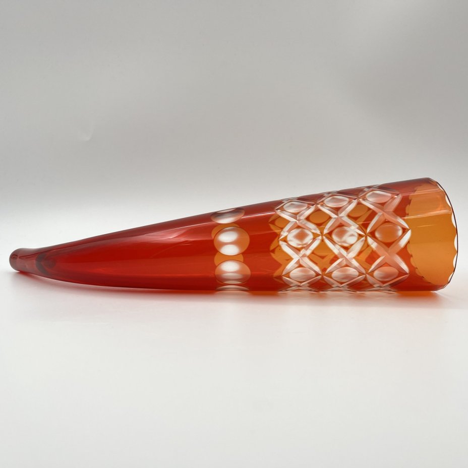 Кубок для вина ("Рог изобилия") красного цвета с геометрическим декором