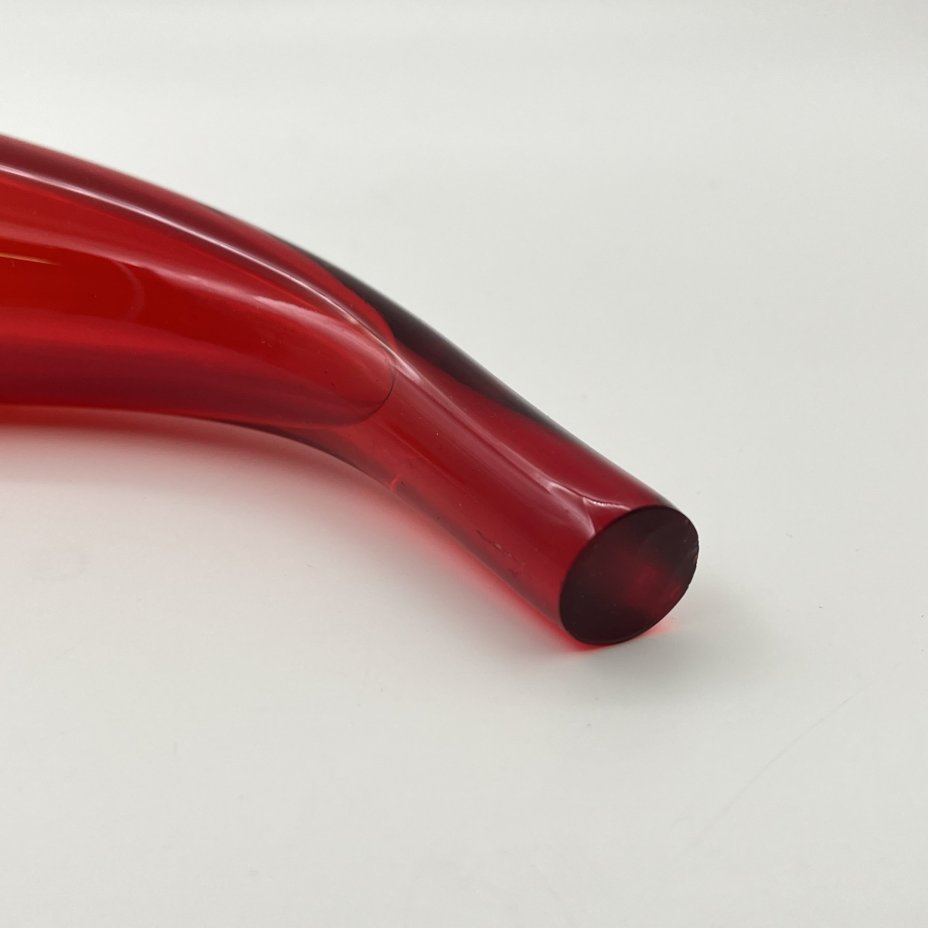 Кубок для вина ("Рог изобилия") красного цвета с геометрическим декором