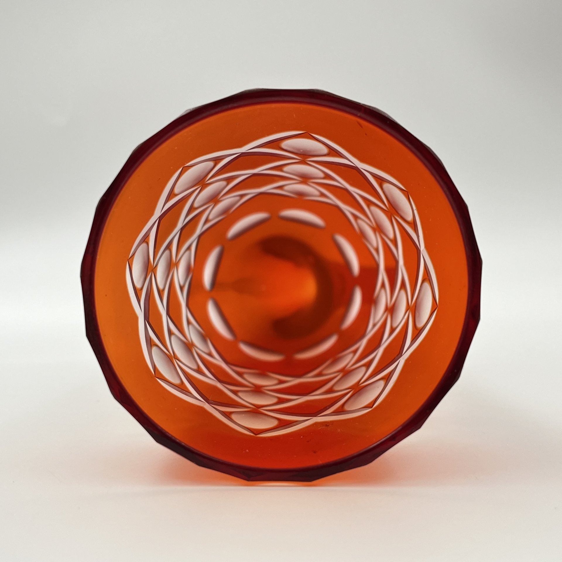 Кубок для вина ("Рог изобилия") красного цвета с геометрическим декором, стекло, нацвет, резьба, СССР, 1970-1990 гг.