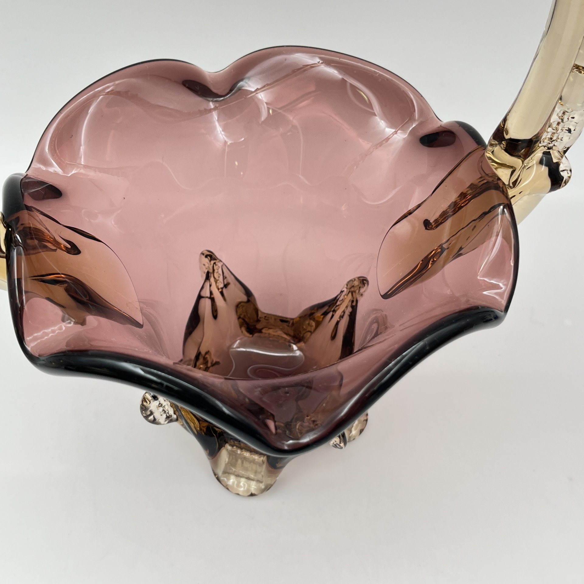 Ваза в форме корзиночки, цветное стекло, гутная техника, Восточная Европа, 1970-1990 гг.