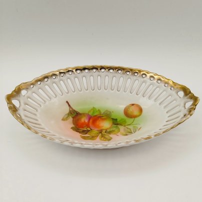 Сухарница овальной формы с прорезным бортом, украшенная изображением яблок, фарфор, деколь, золочение, Западная Европа, 1900-1930 гг.