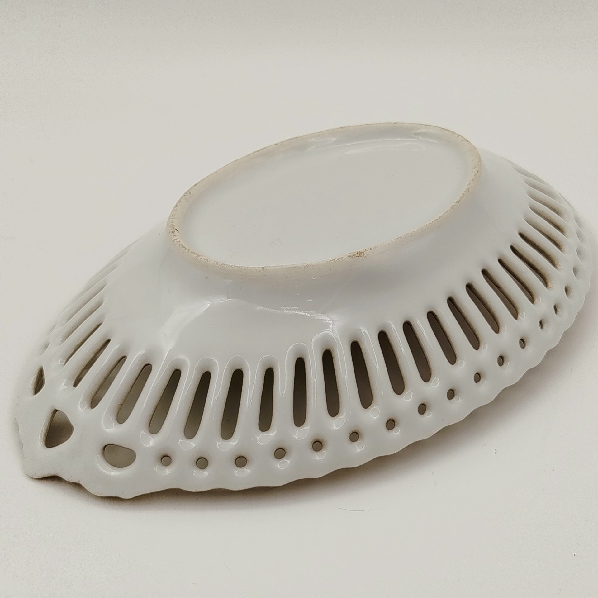 Сухарница овальной формы с прорезным бортом, украшенная изображением яблок, фарфор, деколь, золочение, Западная Европа, 1900-1930 гг.