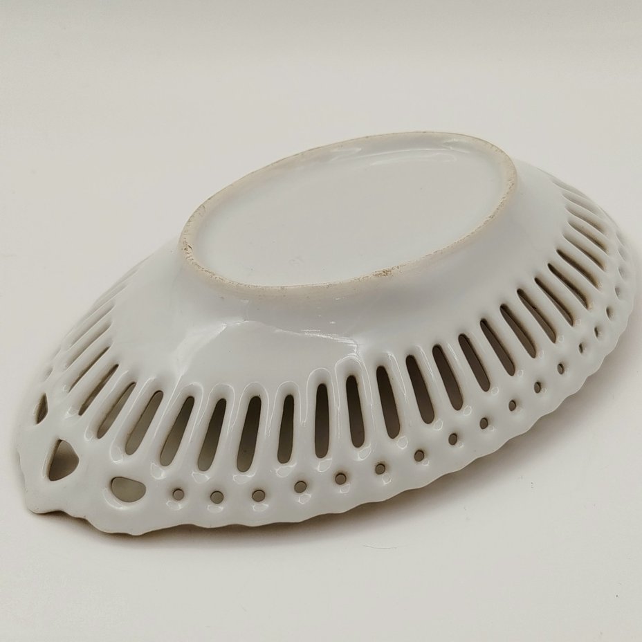 Сухарница овальной формы с прорезным бортом, украшенная изображением яблок