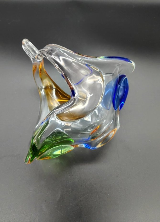 Ваза (конфетница) фантазийной формы из серии "Рапсодия". Автор Frantisek Zemek, Mstisov Glassworks (Стекольный завод в Мстишов)