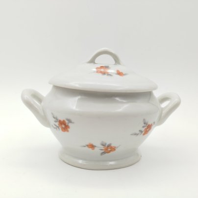 Соусник с декором в виде красных цветов, фарфор, деколь, Дмитровский фарфоровый завод (ДФЗ Вербилки), СССР, 1946-1950 гг.