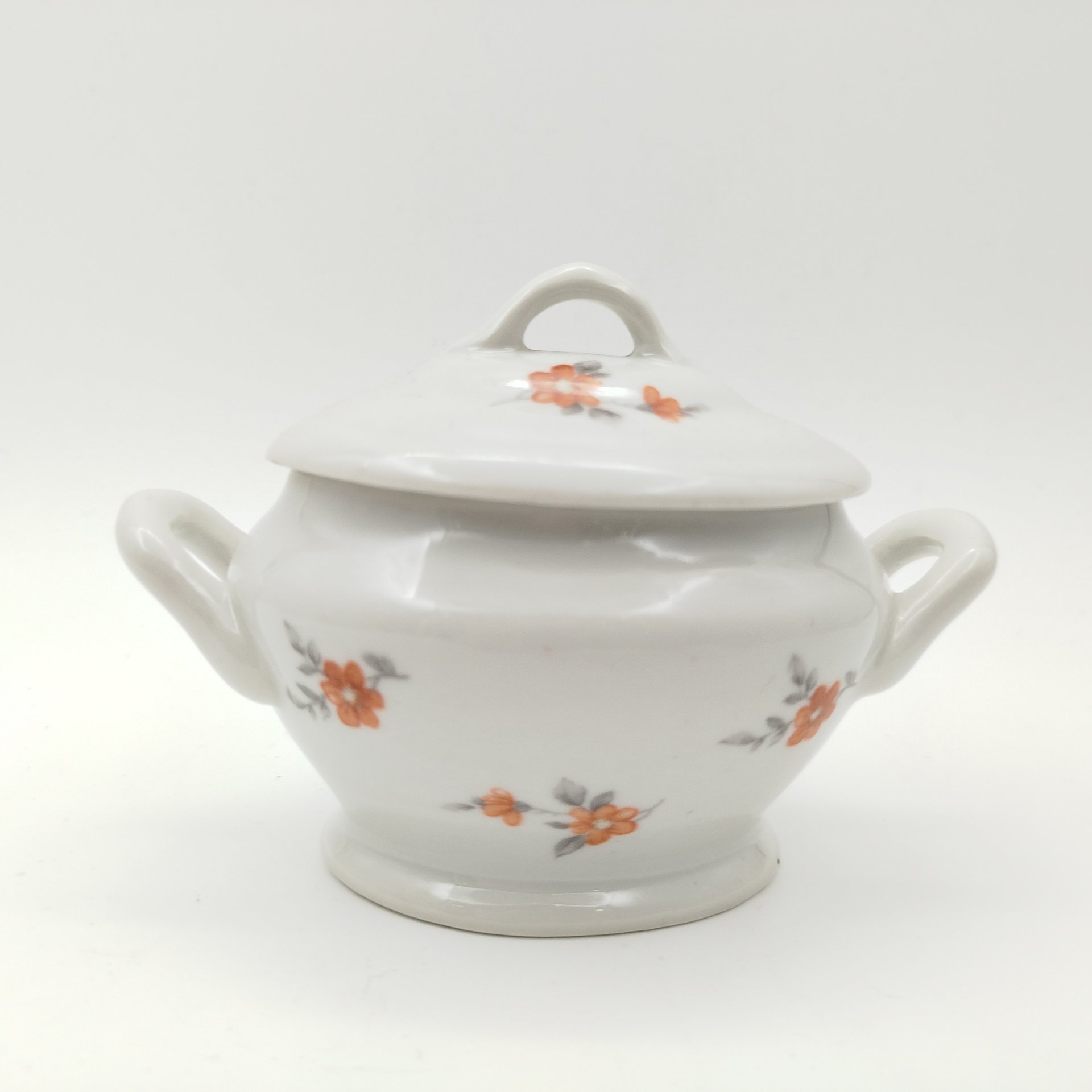 Соусник с декором в виде красных цветов, фарфор, деколь, Дмитровский фарфоровый завод (ДФЗ Вербилки), СССР, 1946-1950 гг.