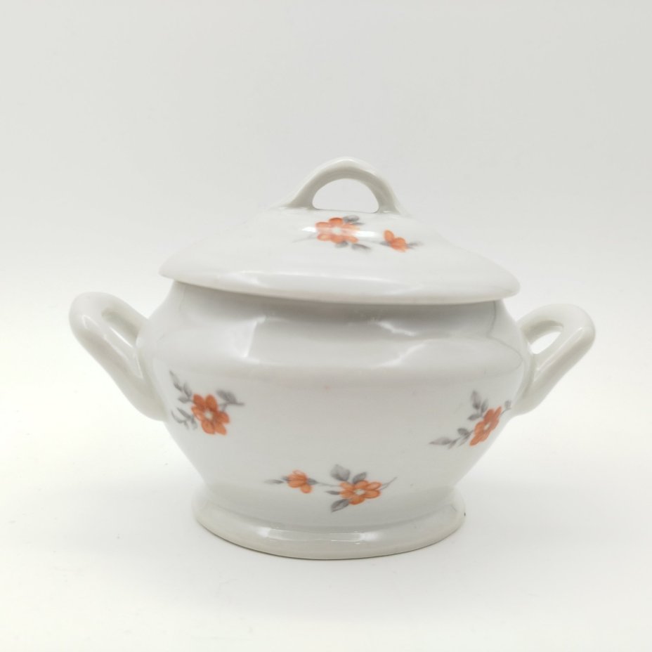 Соусник с декором в виде красных цветов, фарфор, деколь, Дмитровский фарфоровый завод (ДФЗ Вербилки), СССР, 1946-1950 гг.