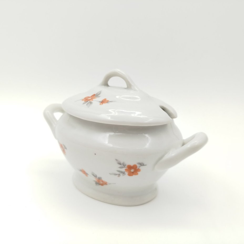 Соусник с декором в виде красных цветов, фарфор, деколь, Дмитровский фарфоровый завод (ДФЗ Вербилки), СССР, 1946-1950 гг.