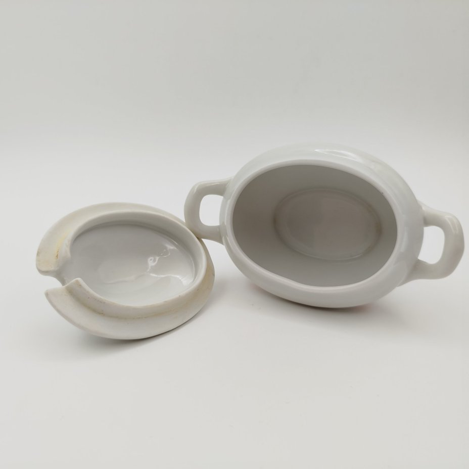 Соусник с декором в виде красных цветов, фарфор, деколь, Дмитровский фарфоровый завод (ДФЗ Вербилки), СССР, 1946-1950 гг.