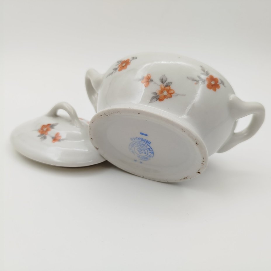 Соусник с декором в виде красных цветов, фарфор, деколь, Дмитровский фарфоровый завод (ДФЗ Вербилки), СССР, 1946-1950 гг.