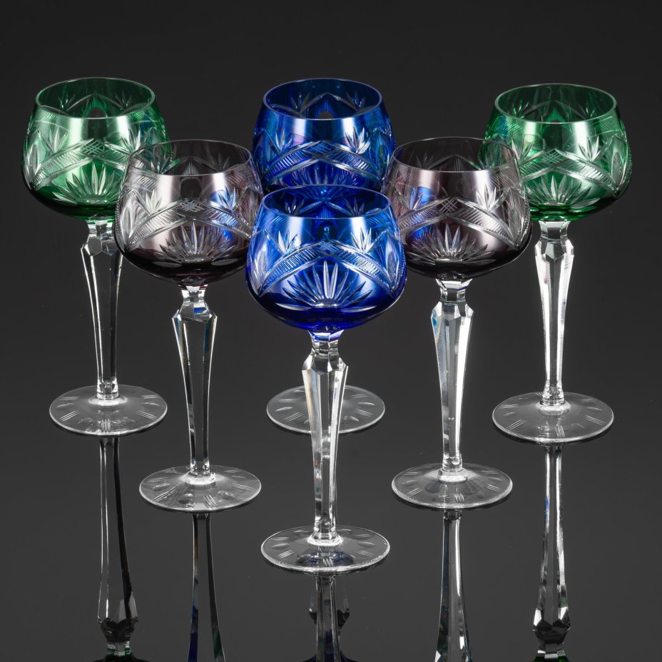 Набор разноцветных бокалов для вина на 6 персон, украшенных резным орнаментом