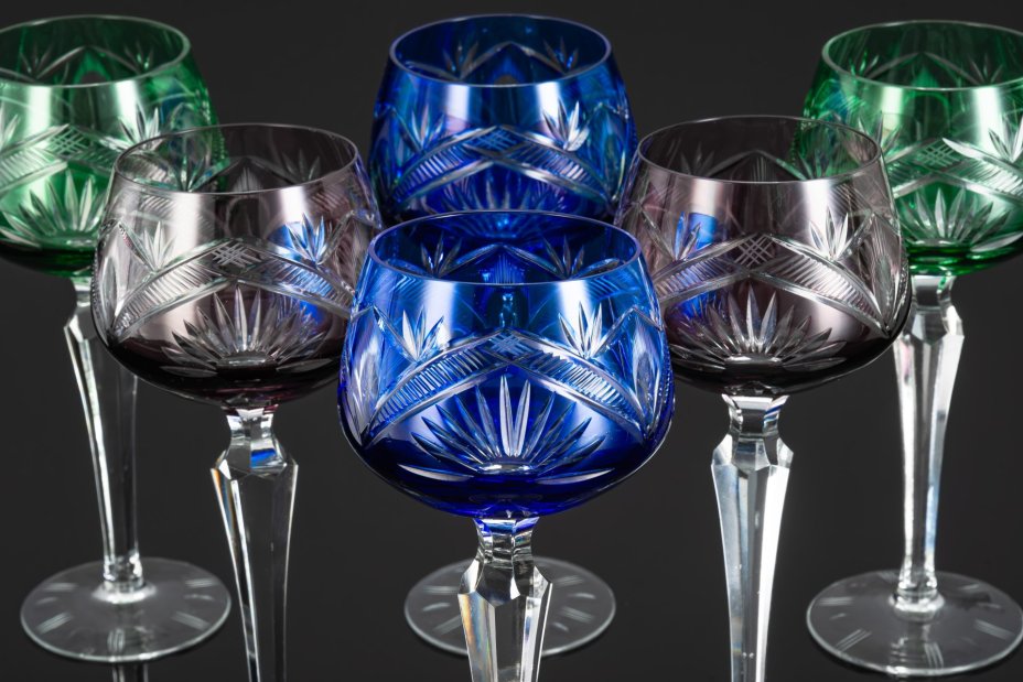 Набор разноцветных бокалов для вина на 6 персон, украшенных резным орнаментом