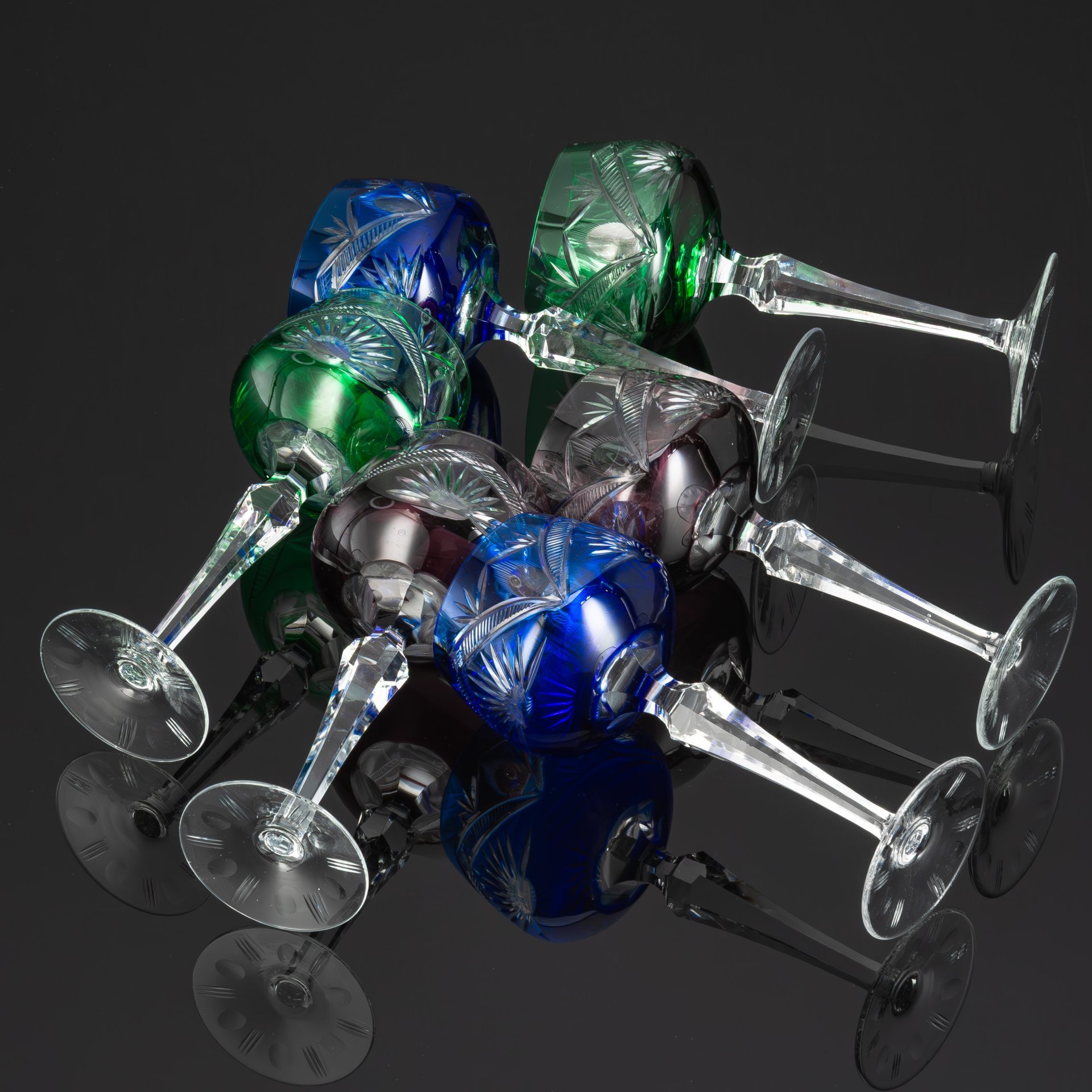 Набор разноцветных бокалов для вина на 6 персон, украшенных резным орнаментом