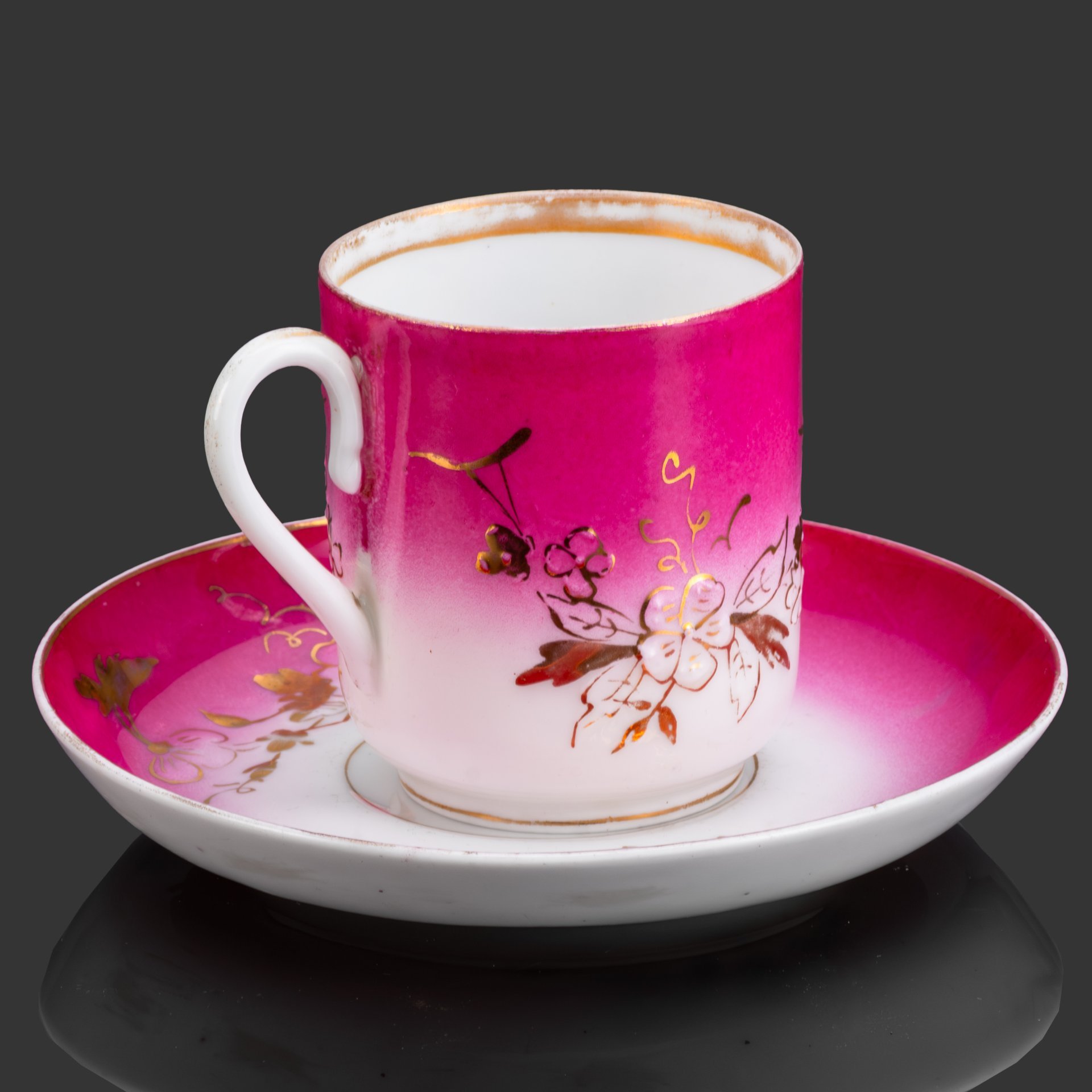 Чайная пара малинового цвета с цветочным декором, фарфор, крытье, золочение, Фарфоровая фабрика Гарднера, Российская империя, 1870-1890 гг.