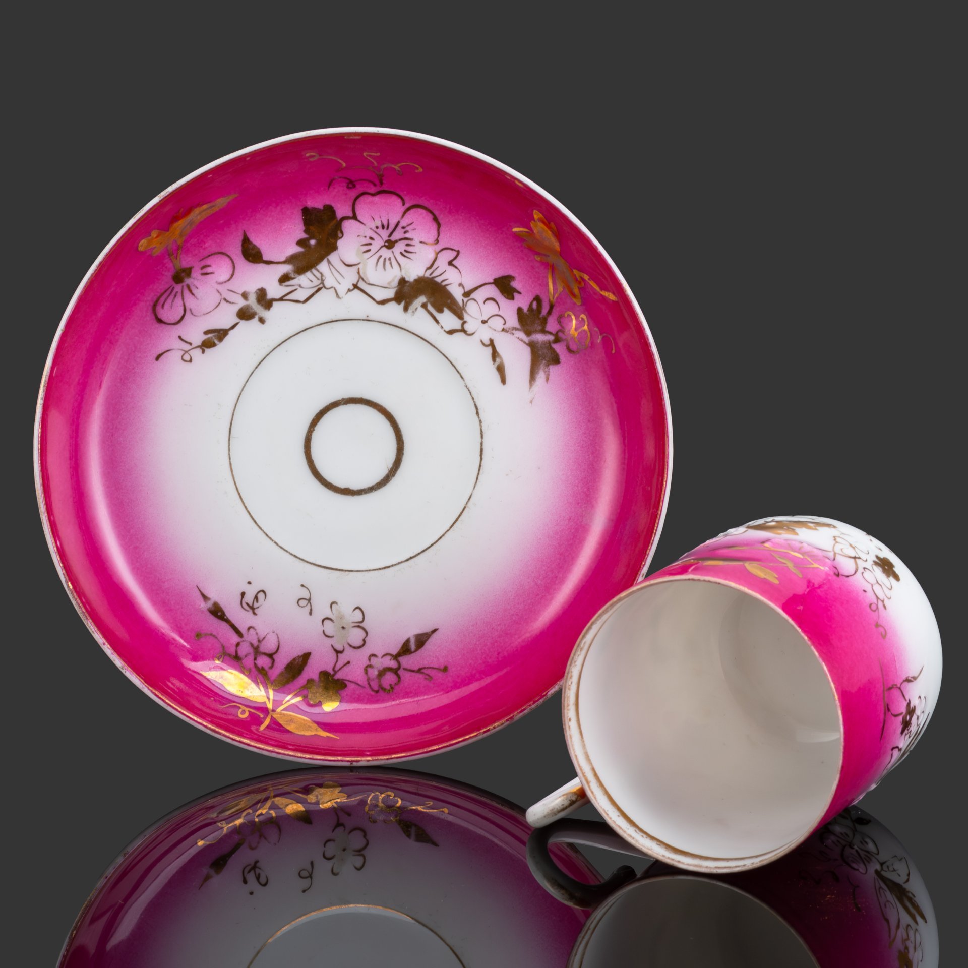 Чайная пара малинового цвета с цветочным декором, фарфор, крытье, золочение, Фарфоровая фабрика Гарднера, Российская империя, 1870-1890 гг.