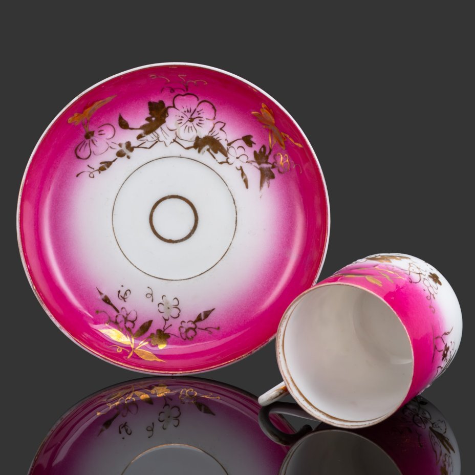 Чайная пара малинового цвета с цветочным декором, фарфор, крытье, золочение, Фарфоровая фабрика Гарднера, Российская империя, 1870-1890 гг.