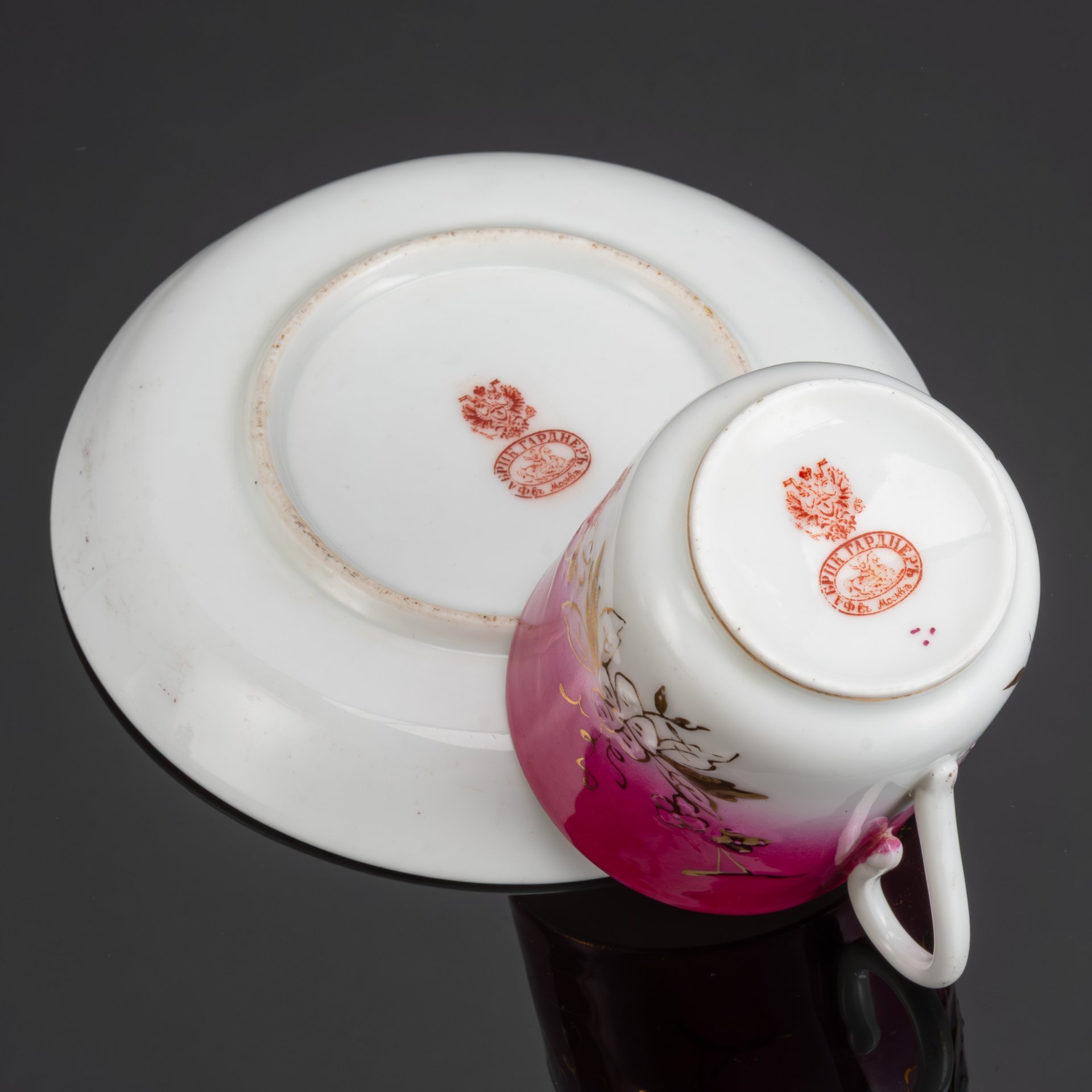 Чайная пара малинового цвета с цветочным декором, фарфор, крытье, золочение, Фарфоровая фабрика Гарднера, Российская империя, 1870-1890 гг.