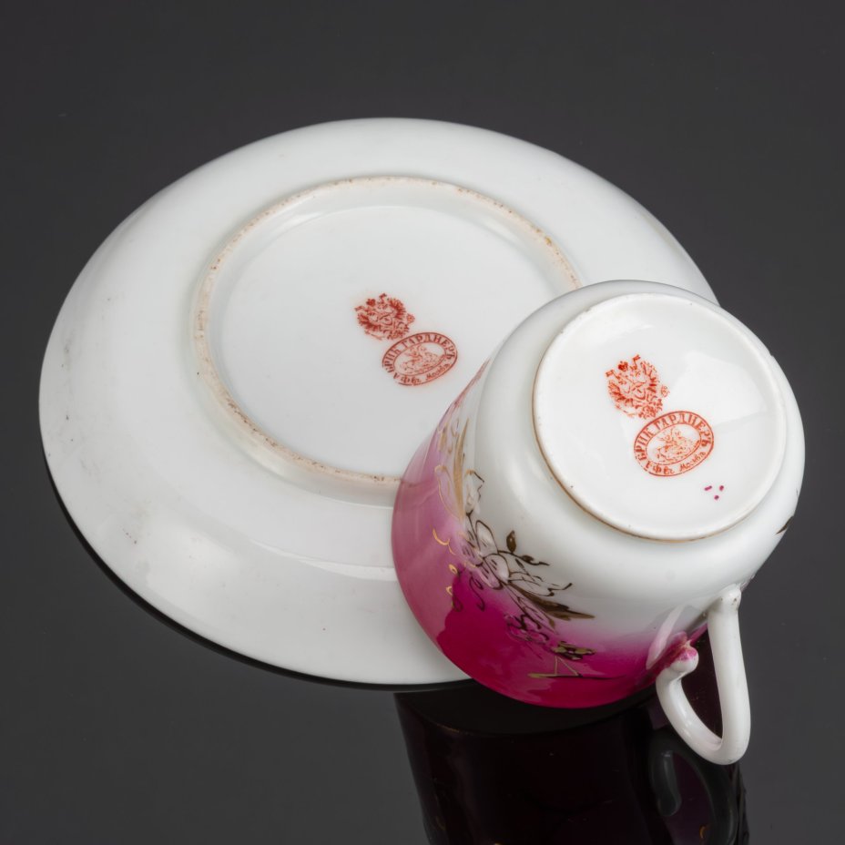 Чайная пара малинового цвета с цветочным декором, фарфор, крытье, золочение, Фарфоровая фабрика Гарднера, Российская империя, 1870-1890 гг.