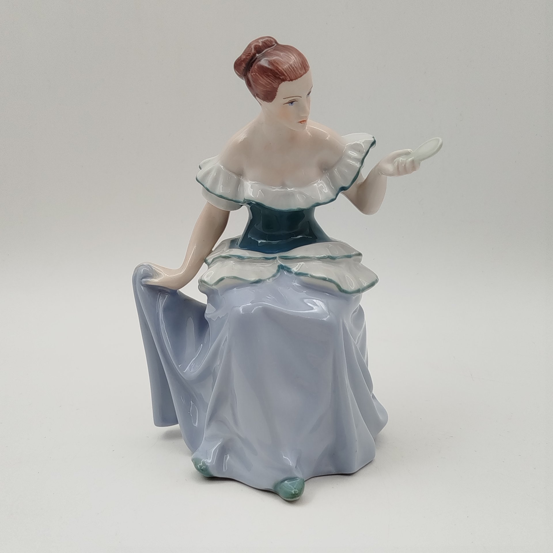 Статуэтка "Девушка с зеркалом", фарфор, роспись, Royal Dux, Чехословакия, 1930-1945 гг.