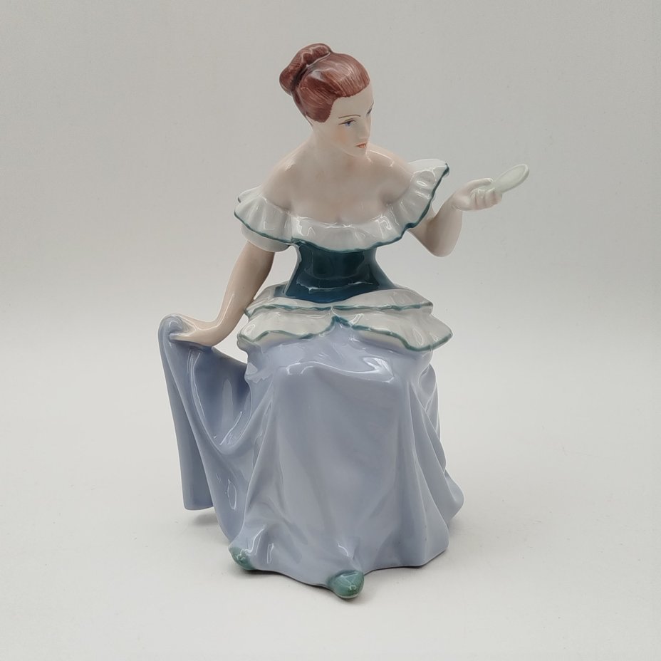 Статуэтка "Девушка с зеркалом", фарфор, роспись, Royal Dux, Чехословакия, 1930-1945 гг.