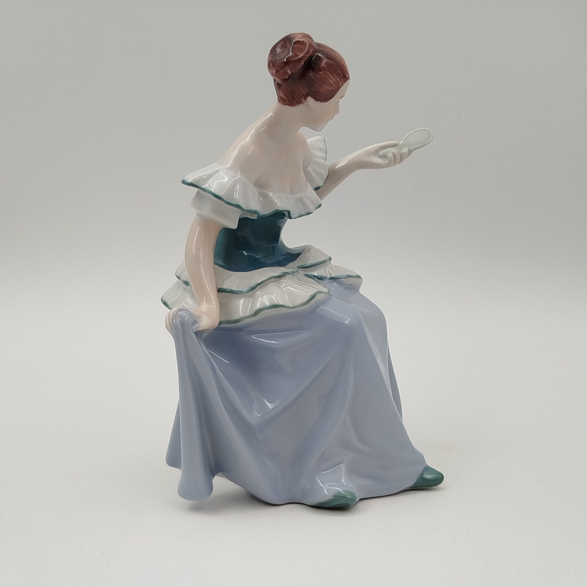 Статуэтка "Девушка с зеркалом", фарфор, роспись, Royal Dux, Чехословакия, 1930-1945 гг.