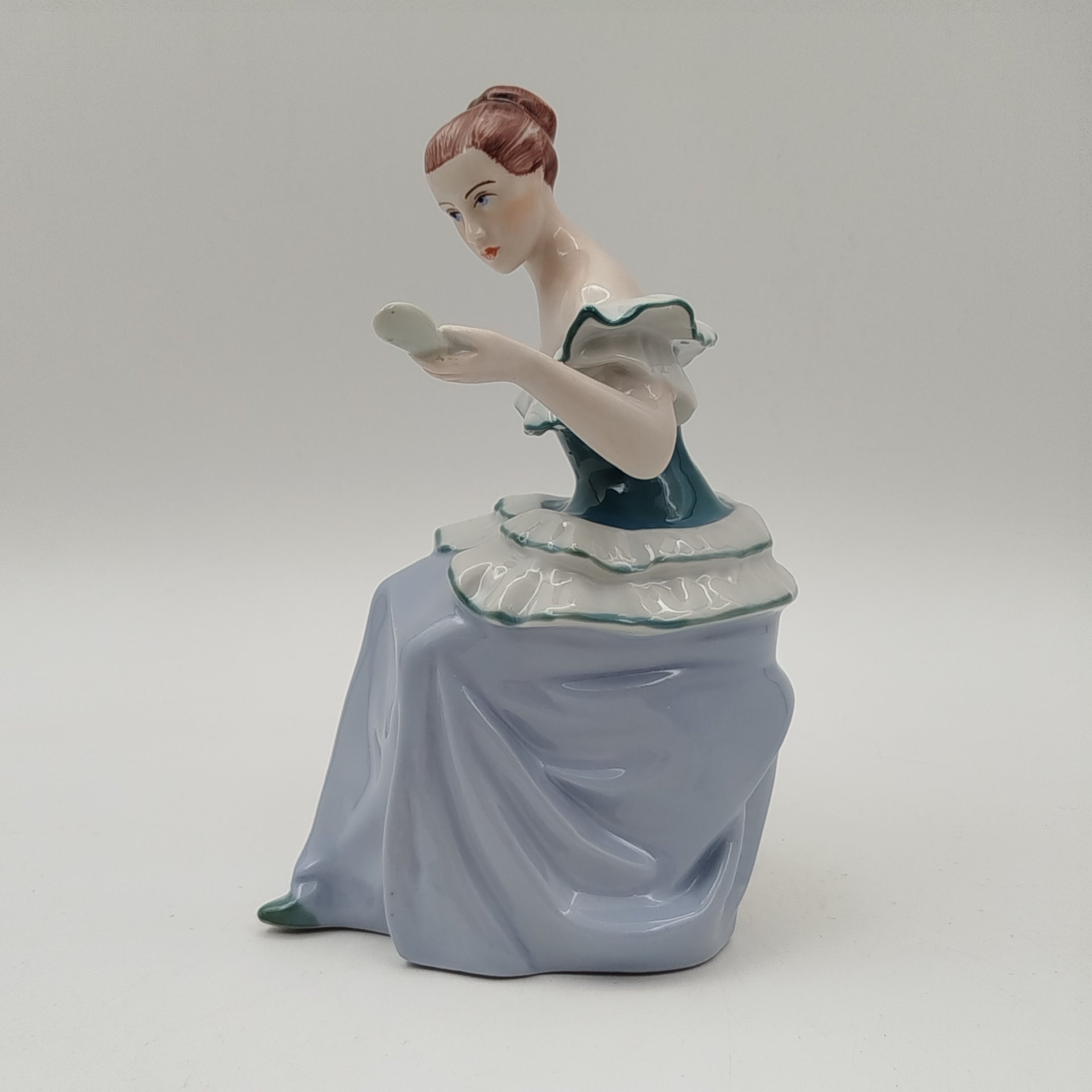 Статуэтка "Девушка с зеркалом", фарфор, роспись, Royal Dux, Чехословакия, 1930-1945 гг.