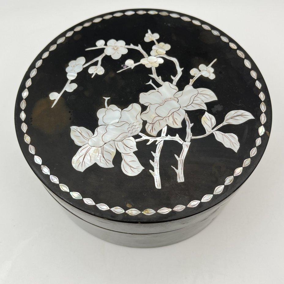 Шкатулка круглой формы с цветочным декором