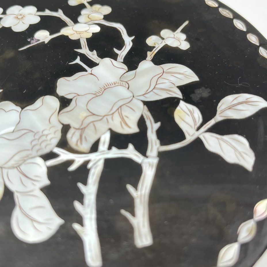 Шкатулка круглой формы с цветочным декором