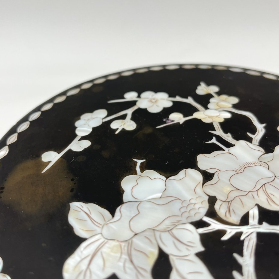 Шкатулка круглой формы с цветочным декором