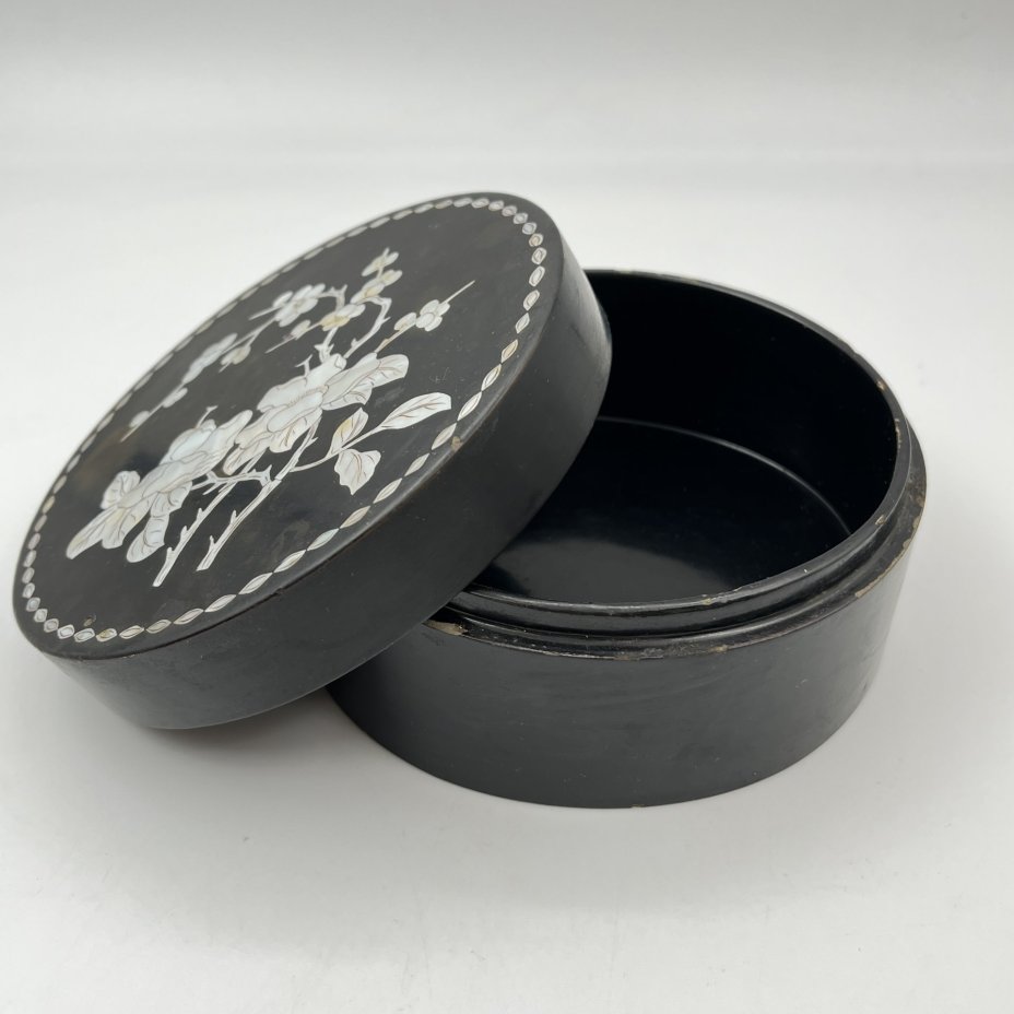 Шкатулка круглой формы с цветочным декором