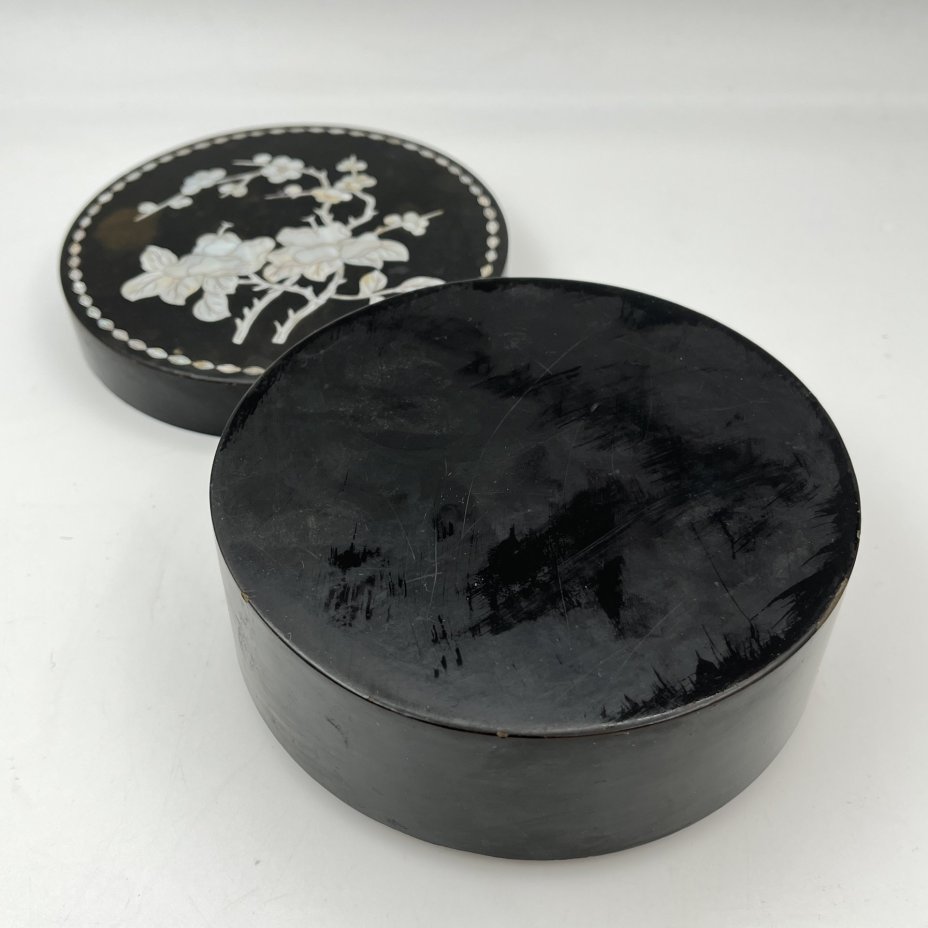 Шкатулка круглой формы с цветочным декором