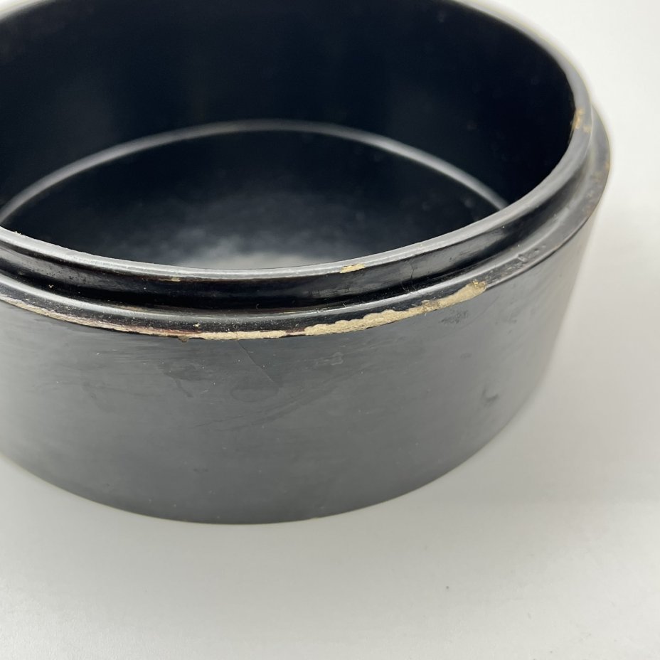 Шкатулка круглой формы с цветочным декором