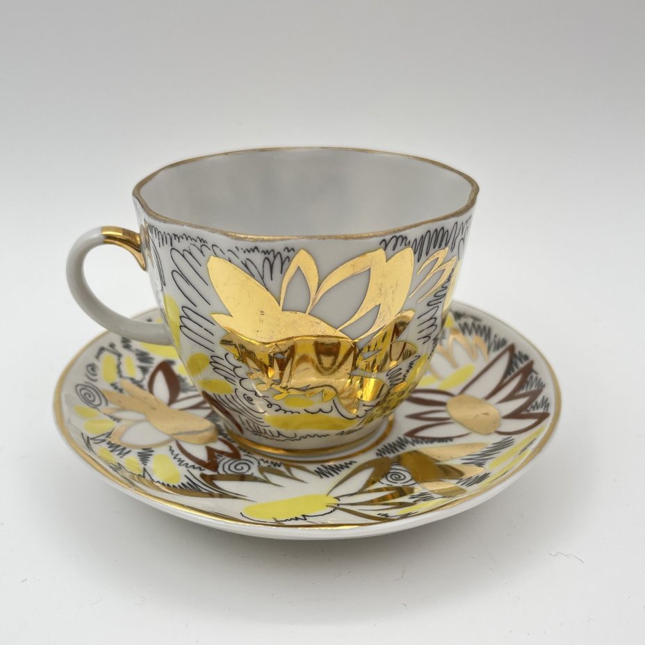 Кофейная пара "Золотые ромашки", автор росписи Л.И. Григорьева, фарфор, деколь, золочение, Ленинградский фарфоровый завод (ЛФЗ), СССР, 1975-1990 гг.
