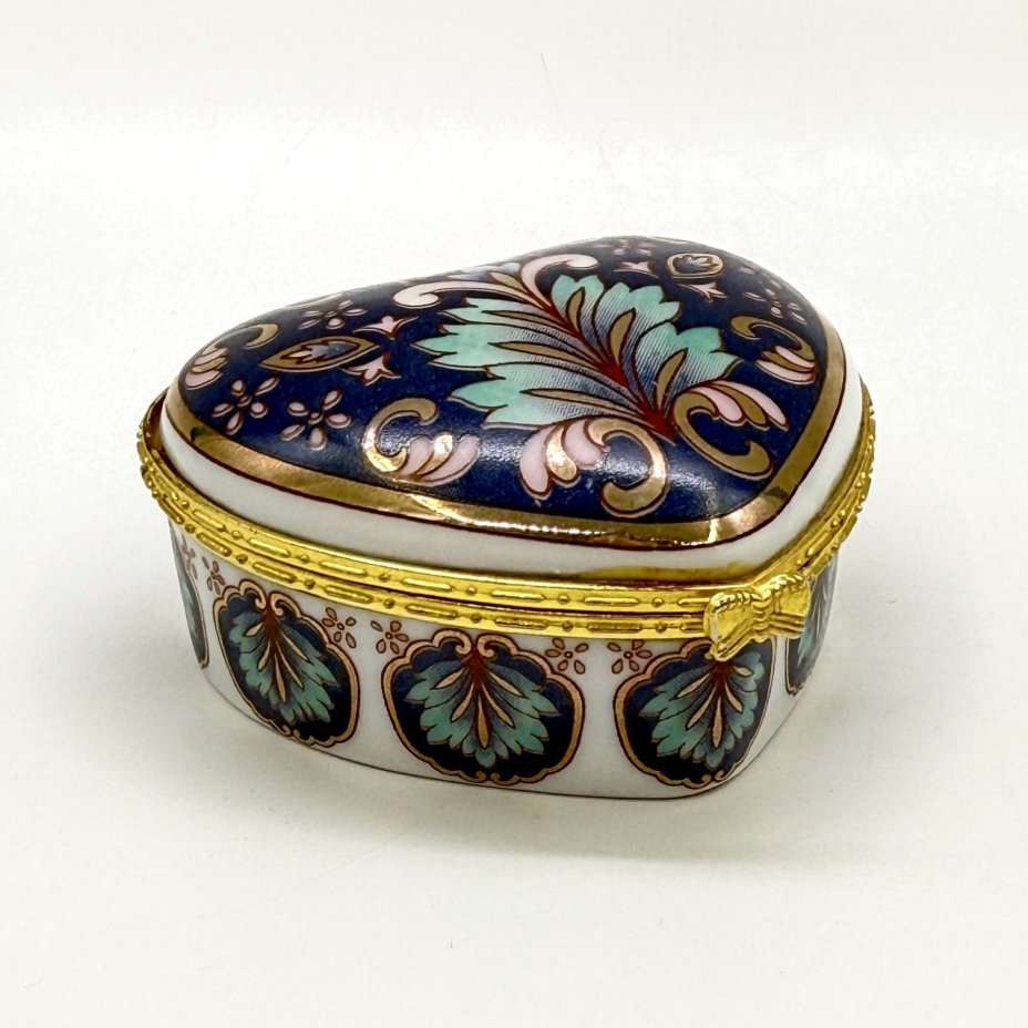 Шкатулка в форме сердца, украшенная флоральным декором, фарфор, металл, деколь, Китай, 2000-2010 гг.