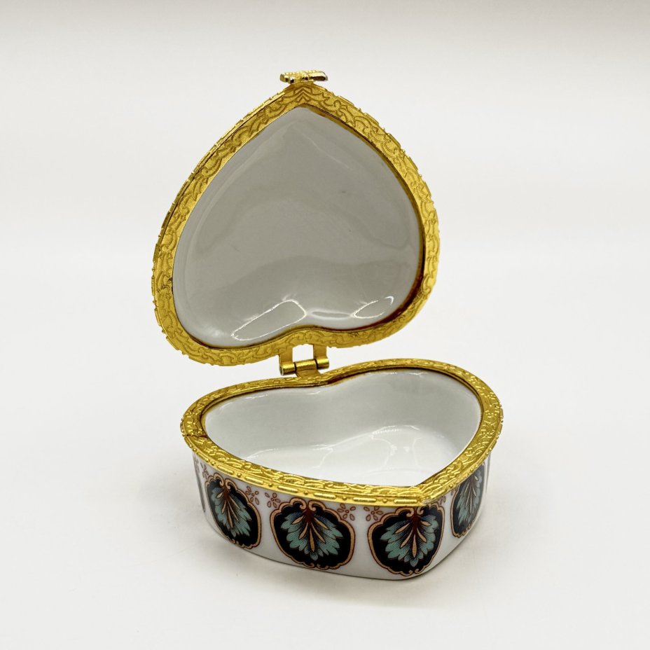 Шкатулка в форме сердца, украшенная флоральным декором, фарфор, металл, деколь, Китай, 2000-2010 гг., Китай