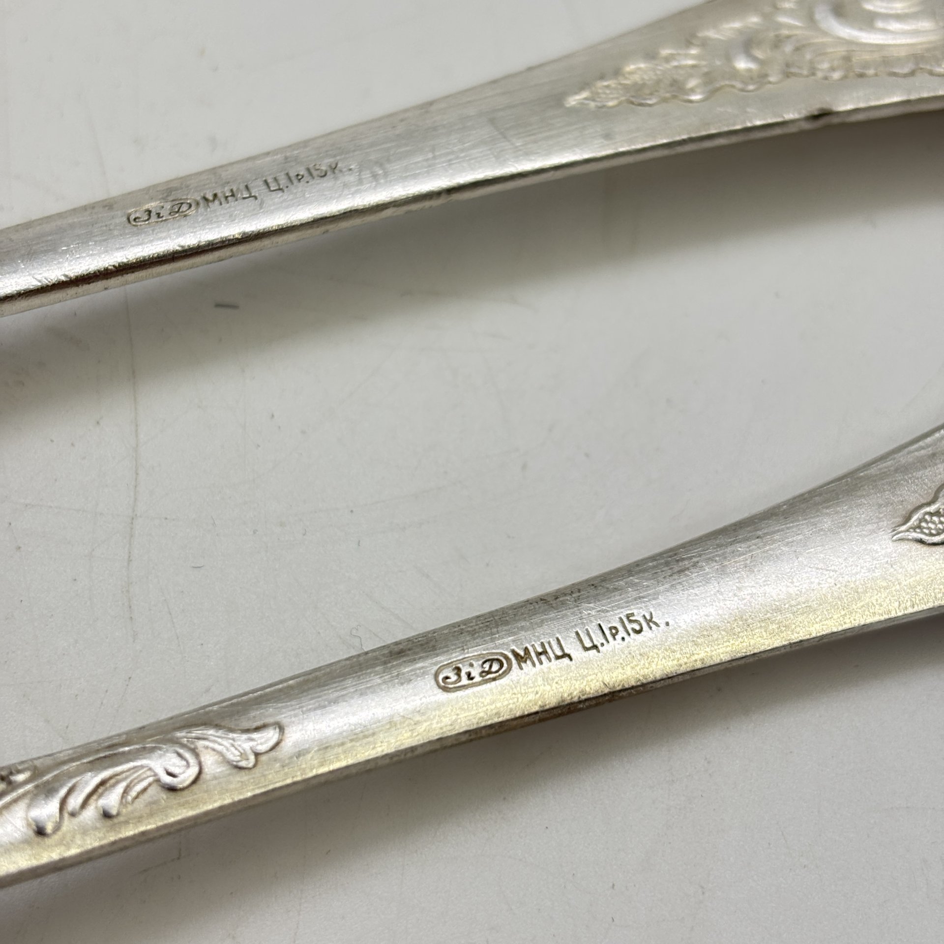 Набор из 6-ти столовых ложек, украшенных растительным декором, мНЦ (медь-никель-цинк), серебрение, Киевский завод столовых приборов и посуды им. Дзержинского (ЗiД, ЗиД), СССР, 1970-1990 гг.