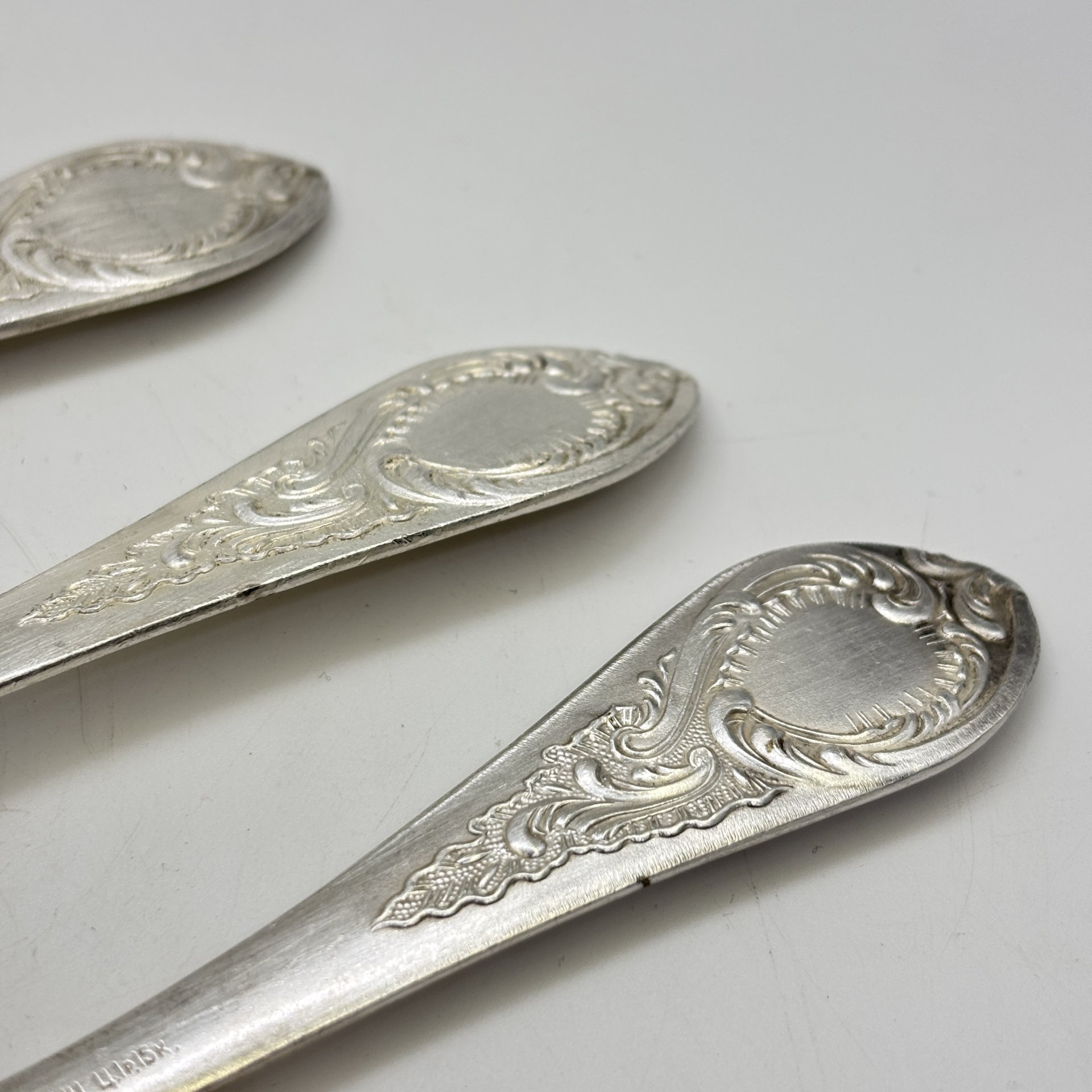 Набор из 6-ти столовых ложек, украшенных растительным декором, мНЦ (медь-никель-цинк), серебрение, Киевский завод столовых приборов и посуды им. Дзержинского (ЗiД, ЗиД), СССР, 1970-1990 гг.