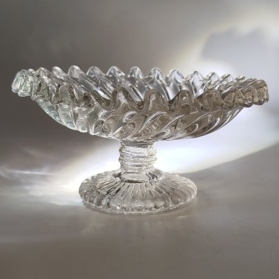 Конфетница с фестончатым бортом и рельефным декором, клеймо "137-2", стекло, пресс, Россия, 1900-1940 гг.