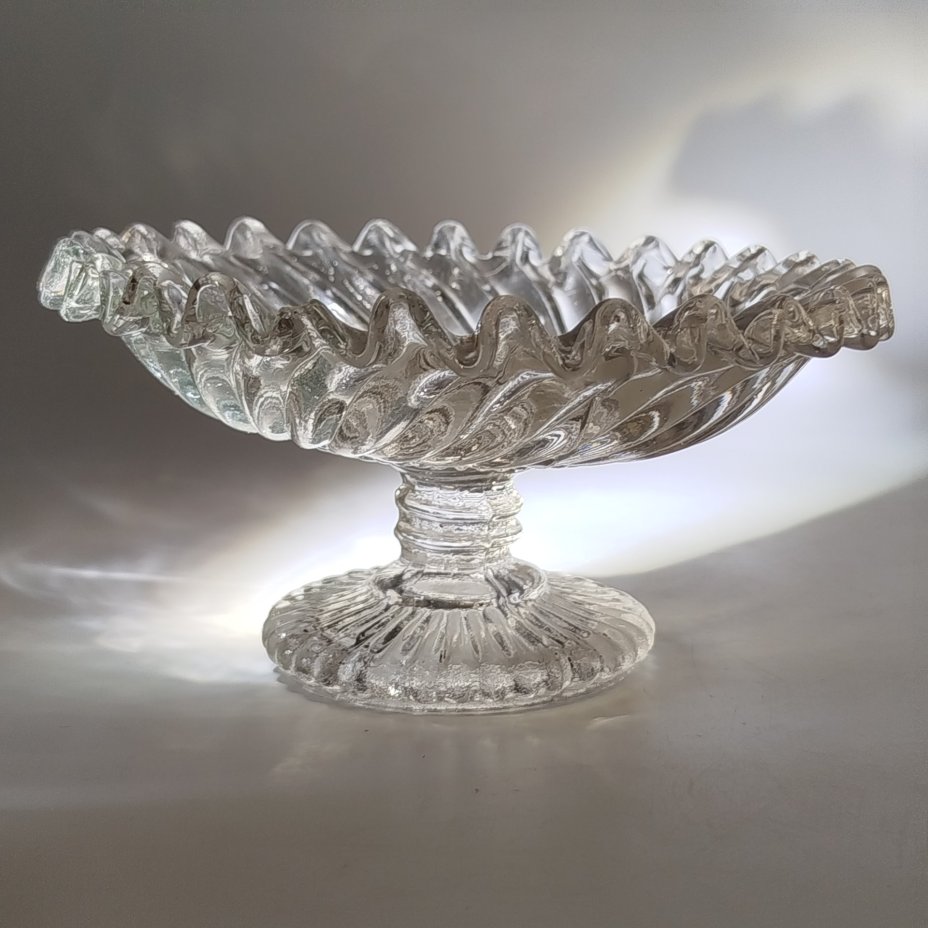 Конфетница с фестончатым бортом и рельефным декором, клеймо "137-2", стекло, пресс, Россия, 1900-1940 гг.